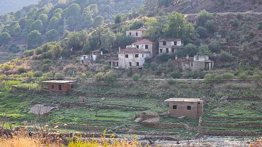 Su seviyesinin düşmesi ile tarihi köy evleri ortaya çıktı