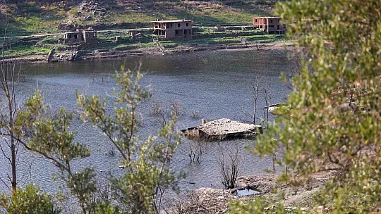 Su seviyesinin düşmesi ile tarihi köy evleri ortaya çıktı