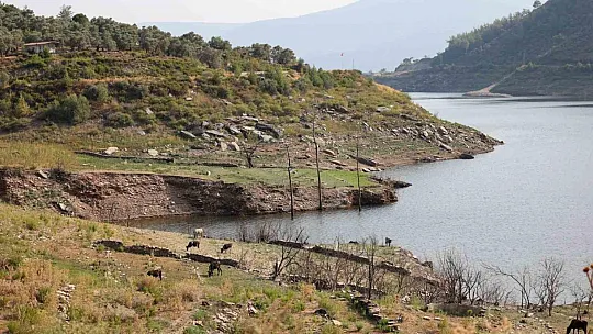 Su seviyesinin düşmesi ile tarihi köy evleri ortaya çıktı
