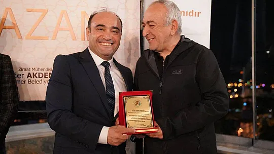 Başkan Akdenizli, emekli olan müdürlere teşekkür plaketi takdim etti