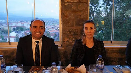 Başkan Akdenizli, emekli olan müdürlere teşekkür plaketi takdim etti
