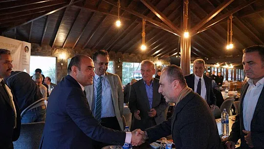 Başkan Akdenizli, emekli olan müdürlere teşekkür plaketi takdim etti