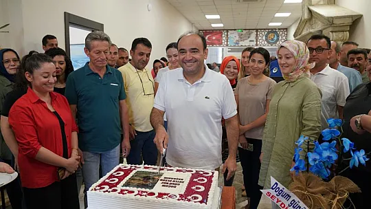 Başkan Akdenizli'ye doğum günü sürprizi