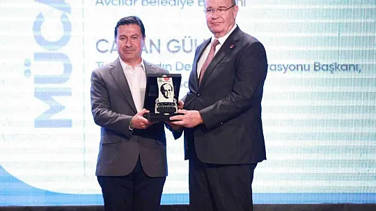 Başkan Aras'a 'Yılın Mücadeleci Başkanı' ödülü verildi