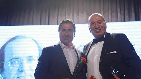 Başkan Aras'a 'Yılın Mücadeleci Başkanı' ödülü verildi
