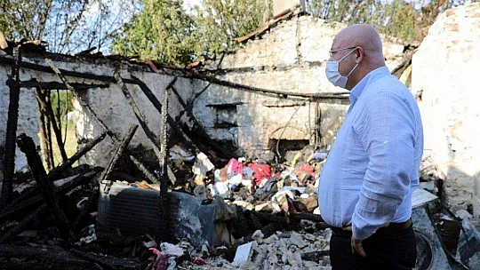 Başkan Gümüş evi yanan vatandaşı ziyaret etti