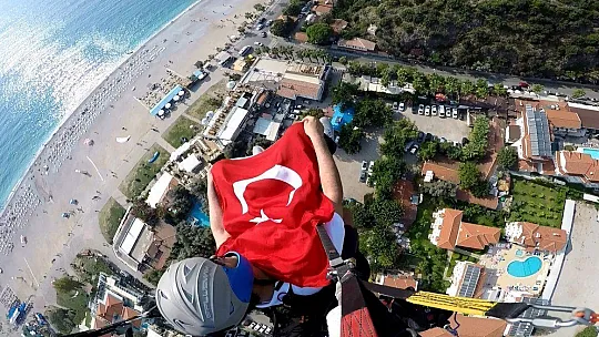 Başkan Karaca, Gökyüzünde Türk Bayrağı Açtı