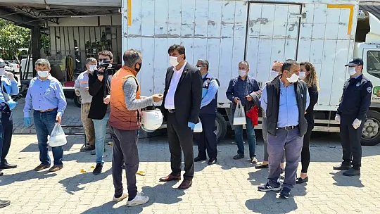 Başkan Karaca Sanayi Esnafına Maske Dağıttı
