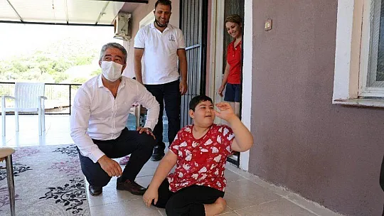 Başkan Oktay, 11 yaşındaki engelli Berat'ı evinde ziyaret etti