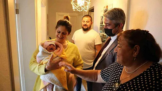 Başkan Oktay, ailelerin bebek sevincine ortak oluyor