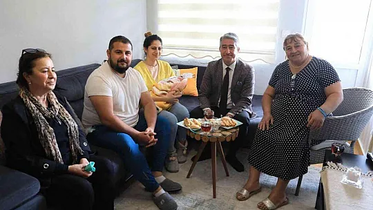 Başkan Oktay, ailelerin bebek sevincine ortak oluyor