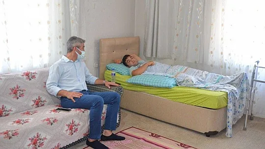 Başkan Oktay'dan yangında yaralanan gence 'geçmiş olsun' ziyareti