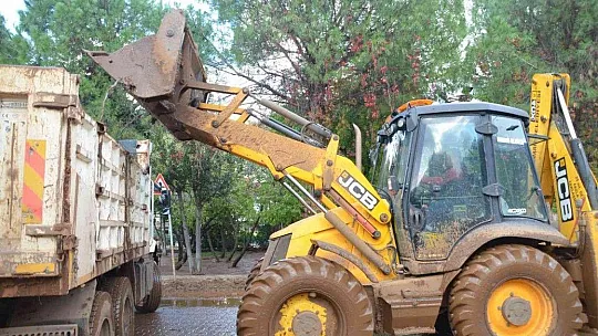 Başkan Oktay, sel sonrası dört günlük çalışmaları değerlendirdi