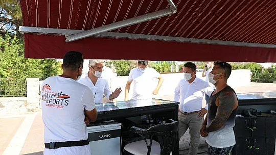 Başkan Oktay, turistlere maske dağıttı