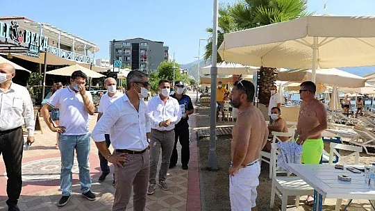 Başkan Oktay, turistlere maske dağıttı