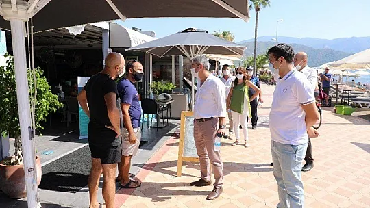 Başkan Oktay, turistlere maske dağıttı