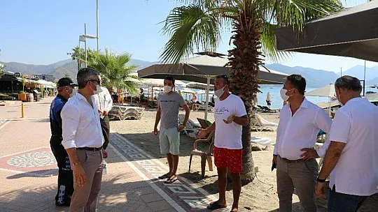 Başkan Oktay, turistlere maske dağıttı
