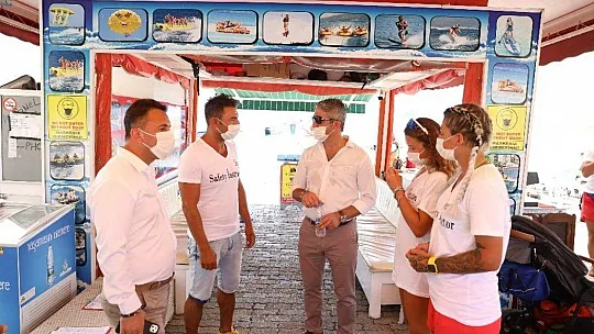 Başkan Oktay, turistlere maske dağıttı