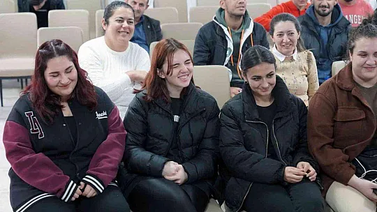 BAŞKAN UZUNDEMİR ÜNİVERSİTE GENÇLİĞİ İLE BİR ARAYA GELDİ