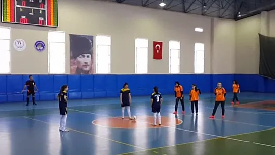 Genç erkek ve Genç kızlar futsal karşılaşmaları devam ediyor