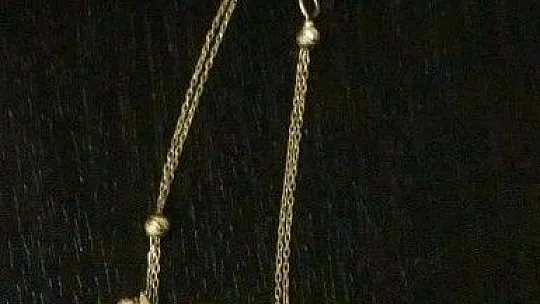 Bayrağımızın simgesi yerden kaldırmak için aldığı kolye altın çıktı