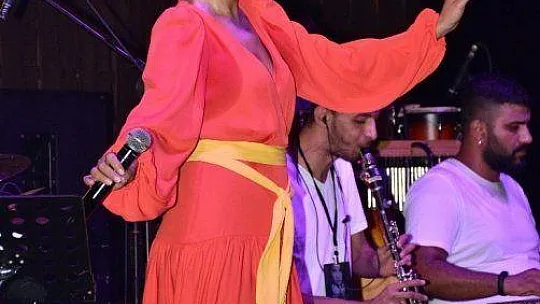 Bayram coşkusunu ünlü sanatçılarla kutladılar