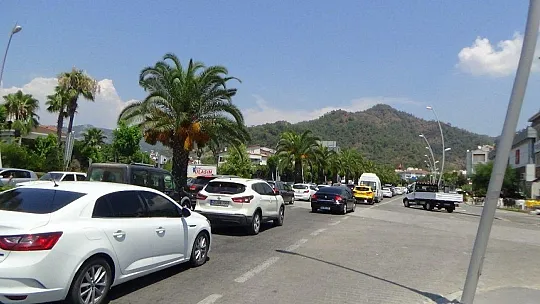 Bayram tatili bitti, Marmaris'te uzun araç kuyrukları oluştu