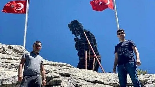 Bayrak için zirveye tırmandılar