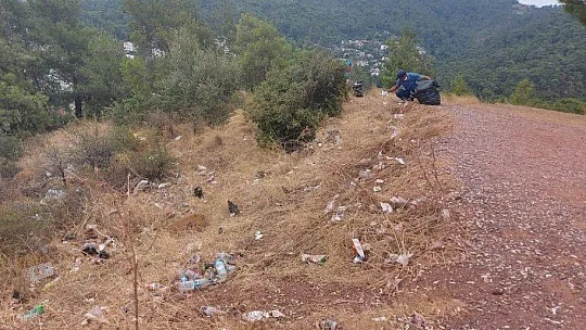 Belediye ekipleri onlarca torba çöp topladı