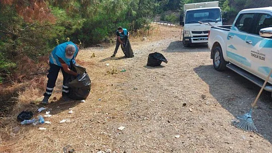 Belediye ekipleri onlarca torba çöp topladı