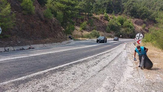 Belediye ekipleri onlarca torba çöp topladı