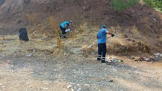 Belediye ekipleri onlarca torba çöp topladı