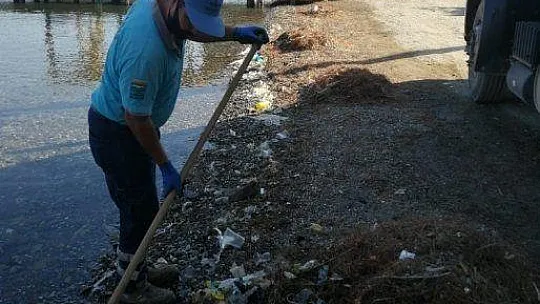 Belediye ekipleri onlarca torba çöp topladı