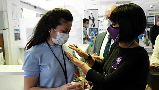 Kadın personellere çiçek takdim ettiler