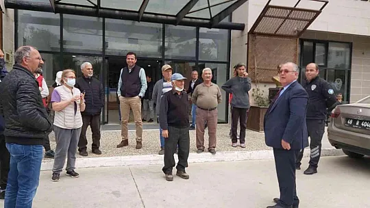 Belediyenin altı yıl önce kapattığı yol mahalleliyi çileden çıkardı