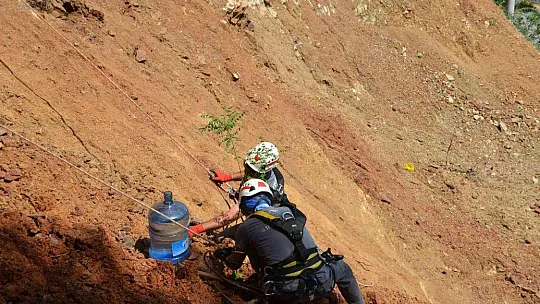 Bellerine bağladıkları halatlarla, fidan diktiler