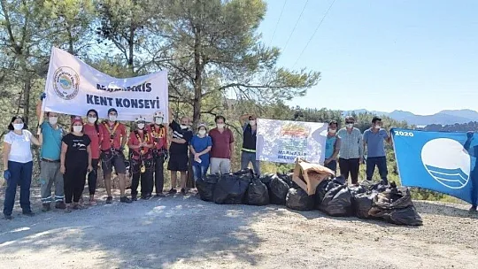 Bencik Koyu'nda çevre temizliği yapıldı