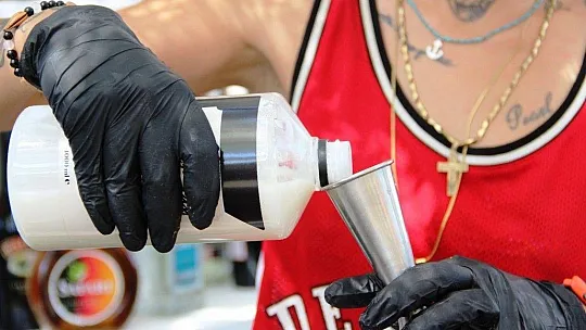 Bentonit kilinden kokteyl yaptılar, yerli ve yabancı turistlerin ilgi odağı oldu