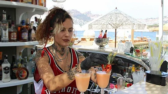 Bentonit kilinden kokteyl yaptılar, yerli ve yabancı turistlerin ilgi odağı oldu