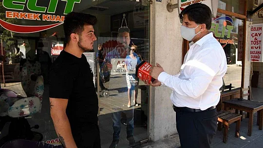 Berberlere atık jilet kutusu dağıtıldı