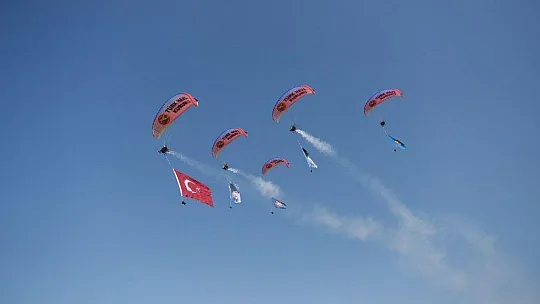 Beşkaza Meydanı'nda Nefes Kesen Gösteriler