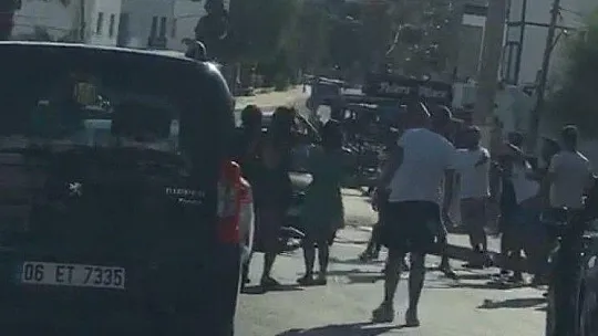 Beyzbol sopalı kavgada cadde savaş alanına döndü