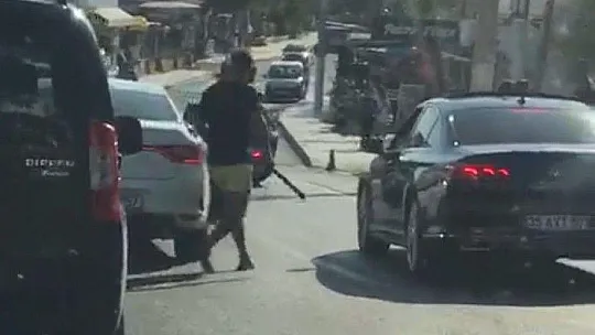 Beyzbol sopalı kavgada cadde savaş alanına döndü