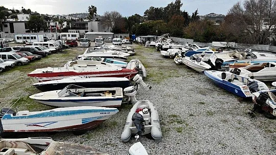 Binlerce motosiklet, yüzlerce tekne çürümeye terk edildi