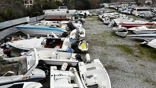 Binlerce motosiklet, yüzlerce tekne çürümeye terk edildi