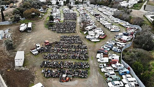 Binlerce motosiklet, yüzlerce tekne çürümeye terk edildi