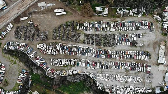 Binlerce motosiklet, yüzlerce tekne çürümeye terk edildi