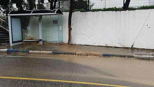 Bir anda bastıran yağmur cadde ve sokakları göle çevirdi