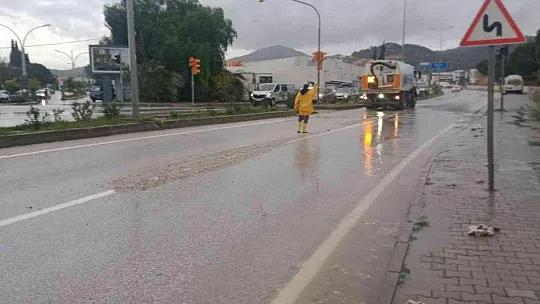 Bir anda bastıran yağmur cadde ve sokakları göle çevirdi
