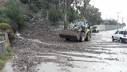 Bir anda bastıran yağmur cadde ve sokakları göle çevirdi